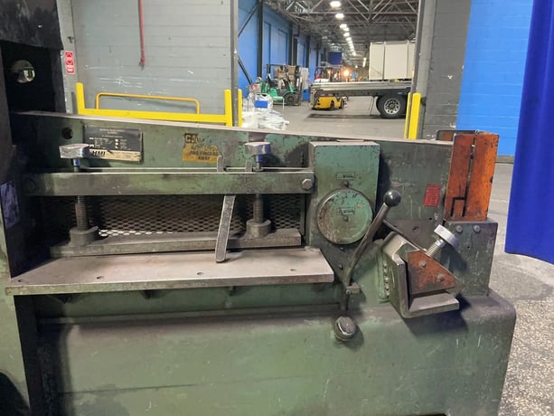 HMI #90-31, Ironworker, 17" x 39" capacity, foot pedal, 1996 - Image 2