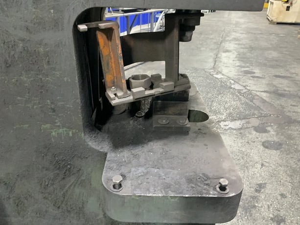 HMI #90-31, Ironworker, 17" x 39" capacity, foot pedal, 1996 - Image 6