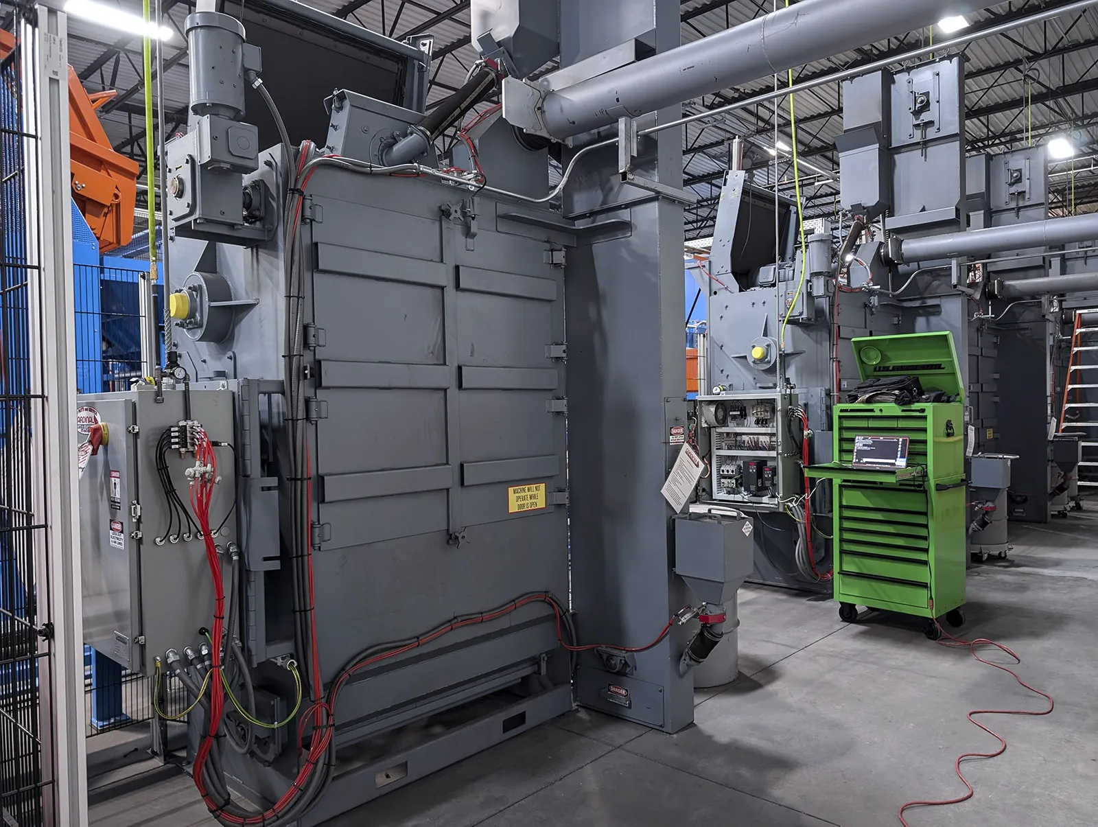 6 cu.ft. Cardinal #600, tumble blast, 600 lb. batch capacity, 17.5 HP blast wheel, 460 V., 3-phase, 2024 - Image 4