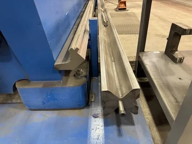400 Ton, Accurpress #7400-14, CNC Hydraulic Press Brake, 14' overall, 148" between housing, 10" stroke, 10" - Image 4