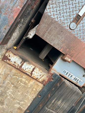 Loading dock serial #18339803026 Rite-Hite Dok-Lok SHR50 Trailer Restraint - Image 3