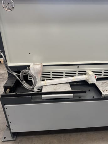 Jay-Shree #KHVR-430, 1/4" x 10' guillotine shear with NC controlled back gauge, 17 hold downs, 2026 - Image 4