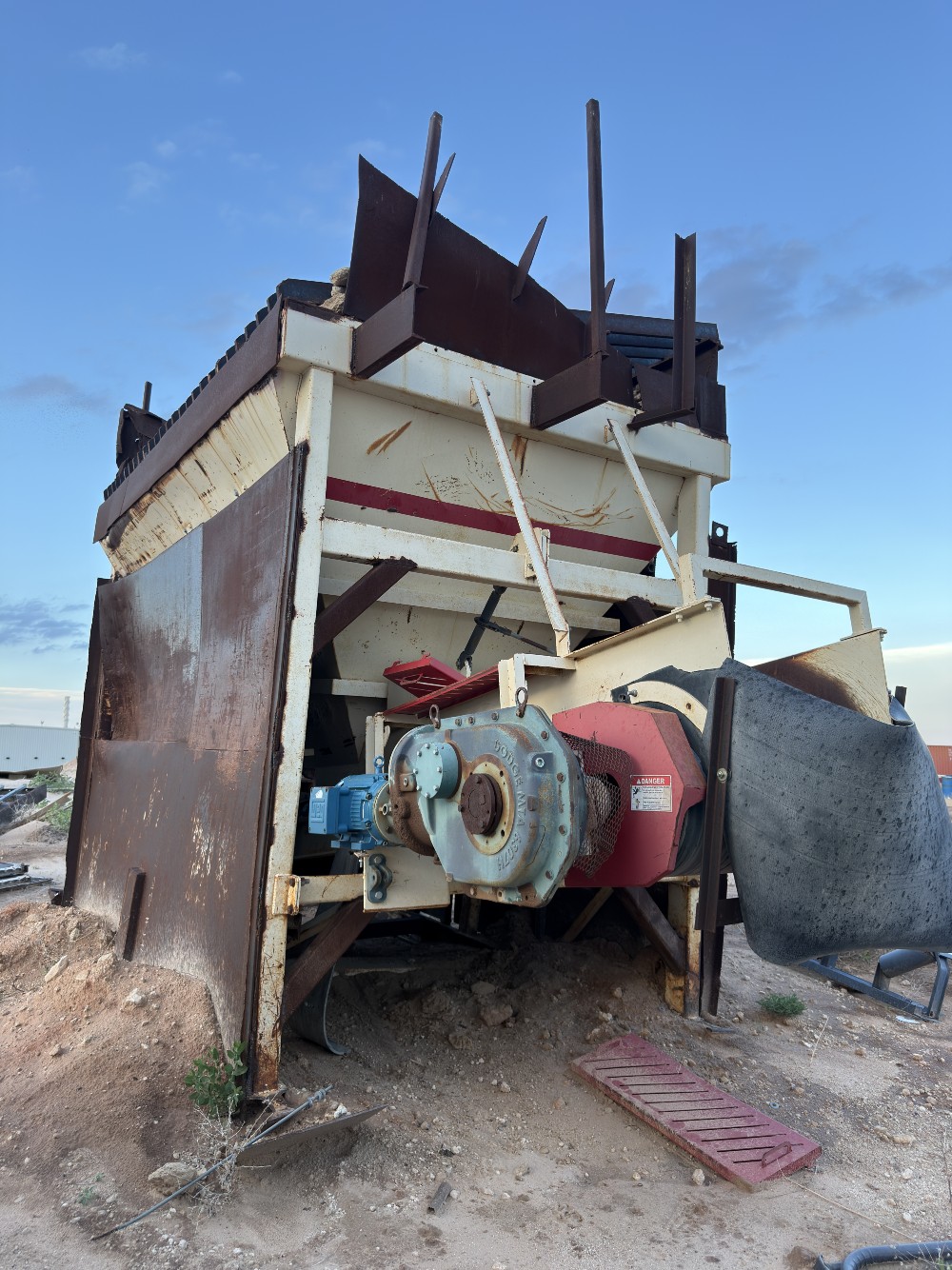 Excel Machinery, feed hopper with discharge conveyor - Image 1