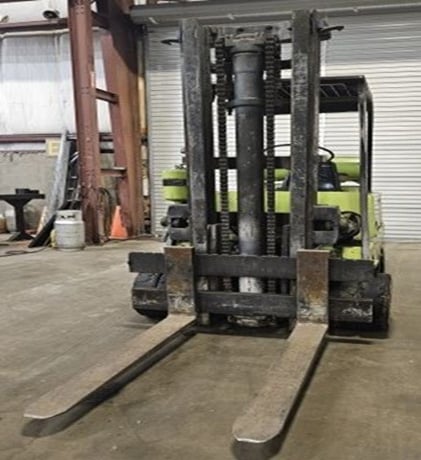 10000 lb. Clark #C500-100, forklift, 144" lift, 48" forks, propane fuel, inline 6 cylinder engine, 2-stage - Image 2