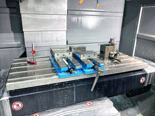 Hurco #VM20I, vertical machining center, 40" X, 20" Y, 20" Z, 12000 RPM, 20 HP, 24 automatic tool changer - Image 2