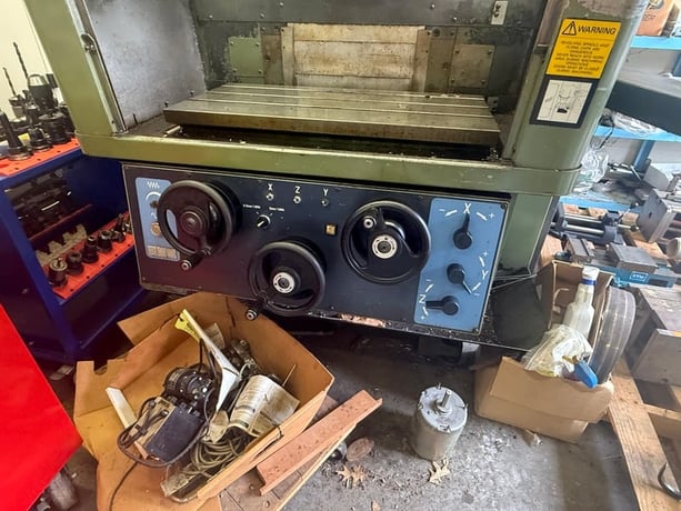 Makino #KE55,  vert mill, 21.6" x21.6" x13.8" travel, 31.5" x14.7" table, 7.5 HP, 1995 - Image 2