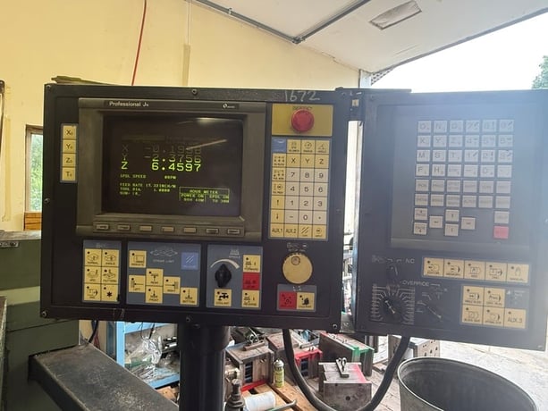 Makino #KE55,  vert mill, 21.6" x21.6" x13.8" travel, 31.5" x14.7" table, 7.5 HP, 1995 - Image 4