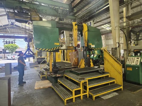 40" x 40" DoAll #C4048M, dual post automatic horizontal band saw, 33'  2.625"  .063" blade, 30 HP, 1990 - Image 1