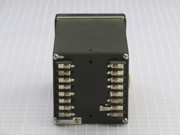 Partlow #2111001, Temperature Controller, 250 VA, 5A @ 115 VAC, 2.5A @ 230 VAC - Image 2