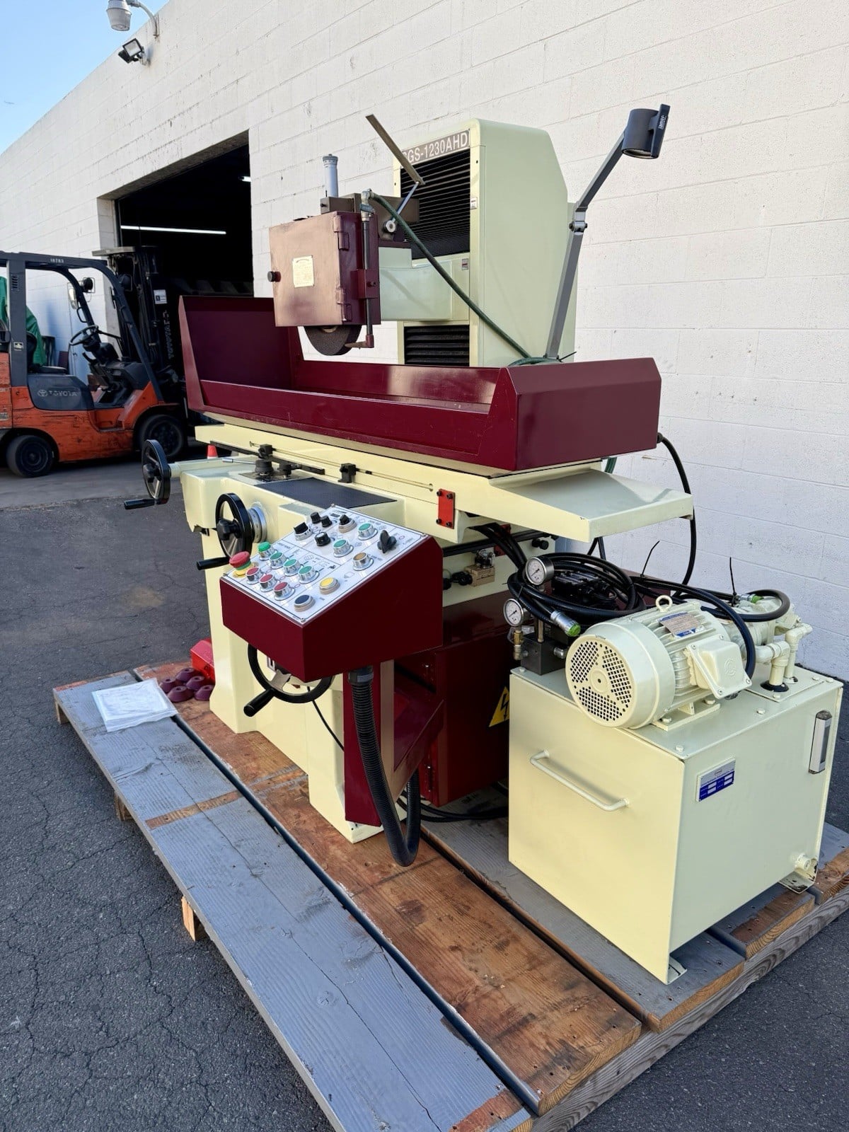 Kent USA #SGS-1230AHD, Automatic Surface Grinder, 12" x 30" table, 5 HP, 14" x 1-1/4" x 5" wheel, 12" chuck - Image 9