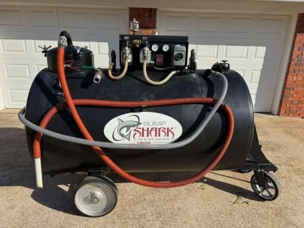 Cecor #CE10-200/200TW, sump shark coolant recovery/filtrati, 200-gallon horizontal steel tank, electric pump - Image 1