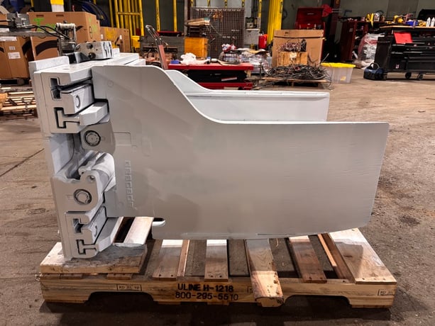 Cascade #50DCFS12A, Class III Bale Clamp Forklift Attachment - Image 2