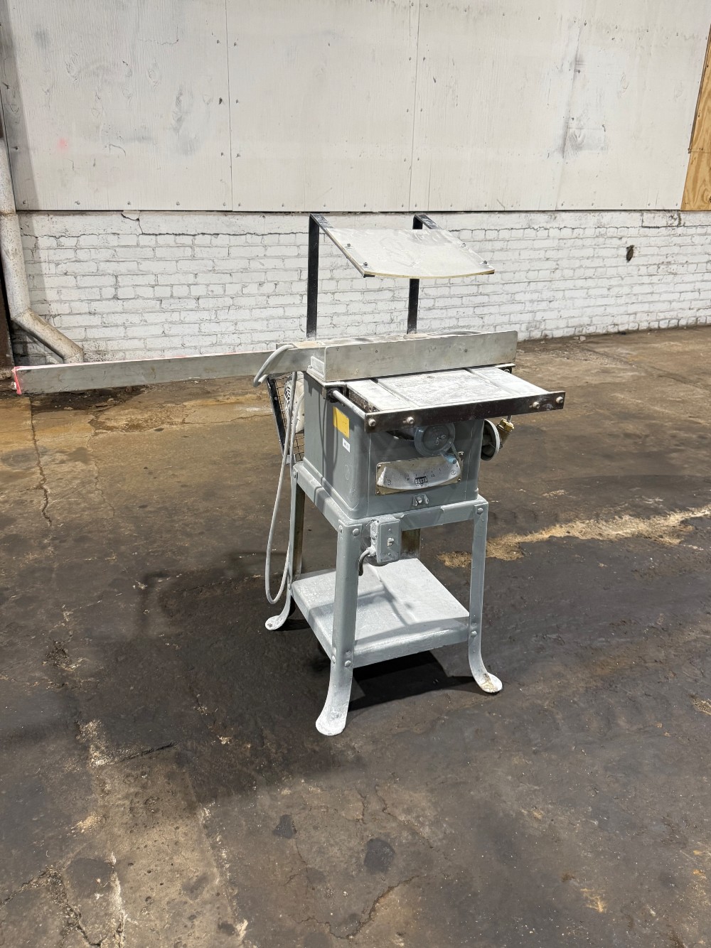 Delta Table Saw, 15x22 table, 1 HP - Image 1