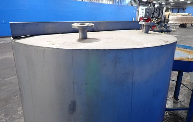 920 Gallon Stainless Steel Tank with Stand - Image 3