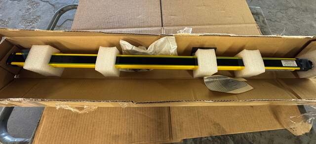 Allen-Bradley 440L-T4K0960YD Safety Light Curtain Transmitter 24V DC - Image 1