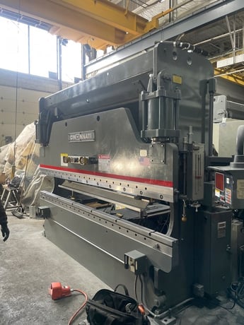 135 Ton, Cincinnati #135CB, CNC Hydraulic Press Brake, 144" bed & ram length, 126.75" between housings, 8" - Image 2
