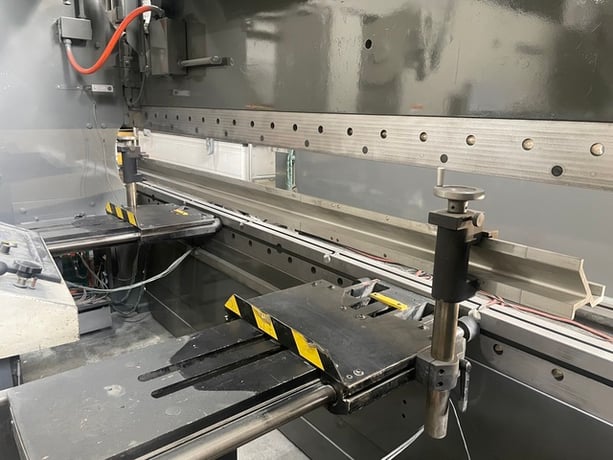135 Ton, Cincinnati #135CB, CNC Hydraulic Press Brake, 144" bed & ram length, 126.75" between housings, 8" - Image 3