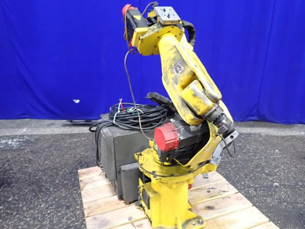 Fanuc #ARC-MATE-100i, Industrial Robot, A05B-1210-B601, A05B-2402-B001 Controller, Teach Pendant, 2000 - Image 1