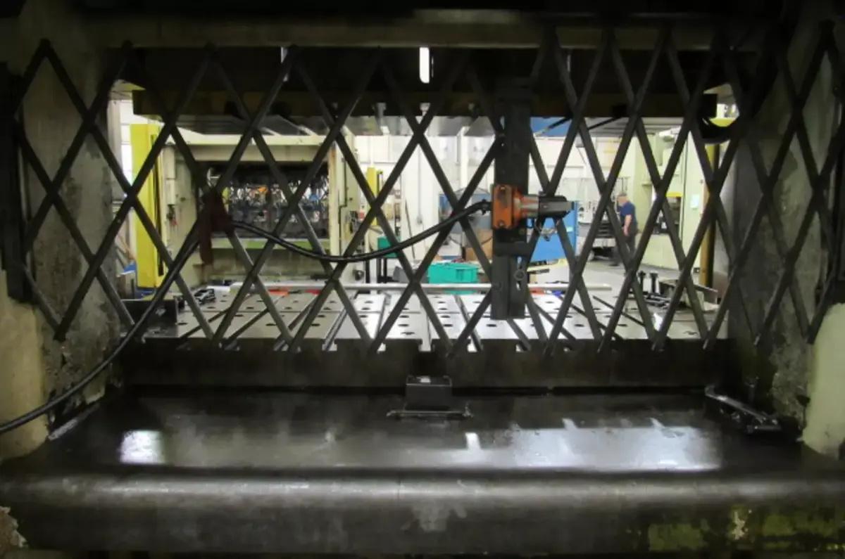 220 Ton, Komatsu #OBW-200-2, gap frame double crank press, 9.84" stroke, 19.69" Shut Height, 4.72" adj. - Image 5