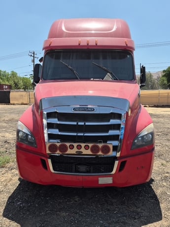 Freightliner #Cascadia, Sleeper Semi, Tandem Axle Class 8 Tractor, 2019 - Image 1