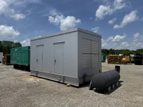 900 KW Caterpillar #3508, diesel generator set, 400 Volts, 3-phase, 638 hours, 1337 HP @ 1800 RPM, sound - Image 2