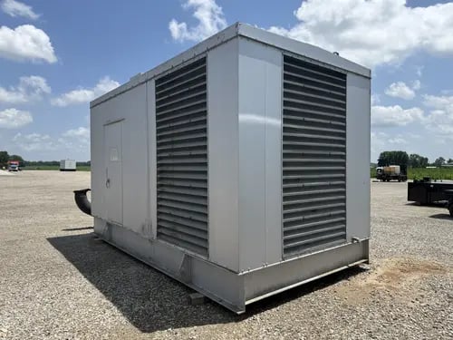 900 KW Caterpillar #3508, diesel generator set, 400 Volts, 3-phase, 638 hours, 1337 HP @ 1800 RPM, sound - Image 6