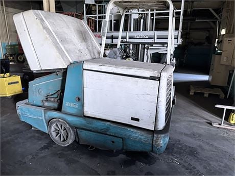 Tennant #385, gas power sweeper, 60" sweep path w/ side broom, 14 cu.ft. hopper, LP propane, vacuum filtration - Image 9