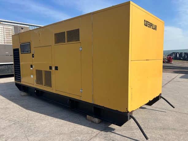 600 KW Caterpillar, Diesel Generator Set, 480 Volts, 1800 RPM, circuit breaker, 1PH/3PH, 256 hours, 2001 - Image 3