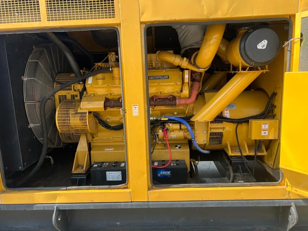 600 KW Caterpillar, Diesel Generator Set, 480 Volts, 1800 RPM, circuit breaker, 1PH/3PH, 256 hours, 2001 - Image 7