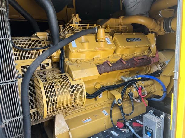 600 KW Caterpillar, Diesel Generator Set, 480 Volts, 1800 RPM, circuit breaker, 1PH/3PH, 256 hours, 2001 - Image 8