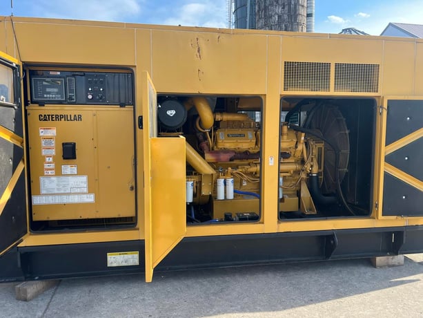 600 KW Caterpillar, Diesel Generator Set, 480 Volts, 1800 RPM, circuit breaker, 1PH/3PH, 256 hours, 2001 - Image 9