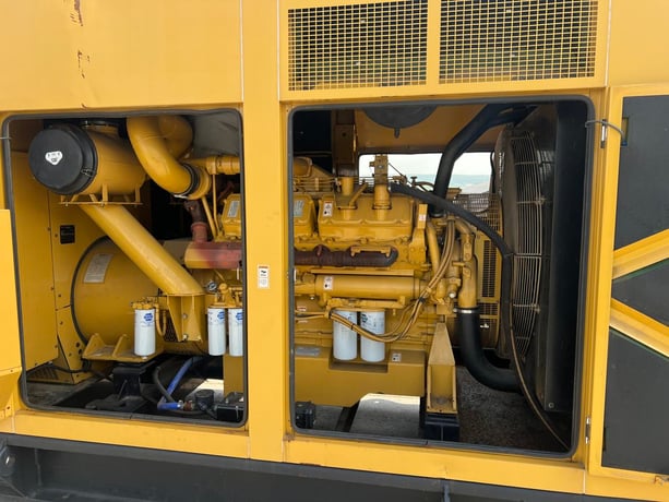 600 KW Caterpillar, Diesel Generator Set, 480 Volts, 1800 RPM, circuit breaker, 1PH/3PH, 256 hours, 2001 - Image 10