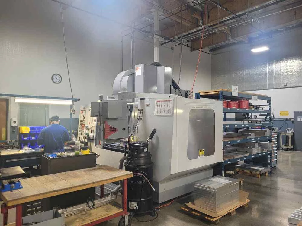 Haas #VF-5, 60" X, 26" Y, 25" Z, 10,000 RPM, 40 automatic tool changer, Cat 40, Haas CNC, 2002 - Image 2