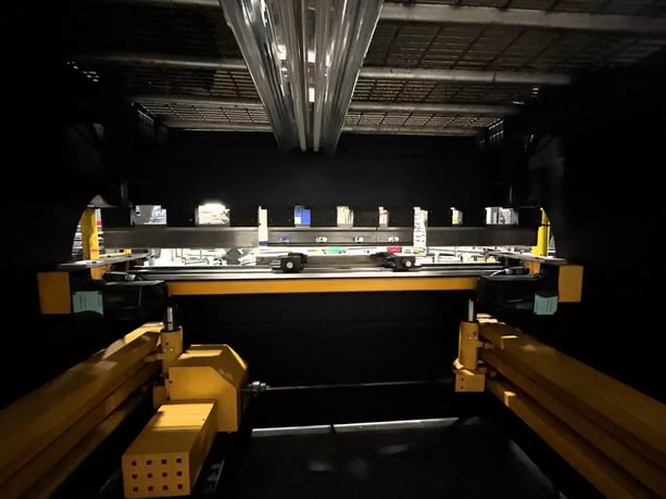 132 Ton, Ermak #CNCAP8X132, CNC hydraulic press brake with 4-Axis CNC back gauge, 8' overall, 82" between - Image 4