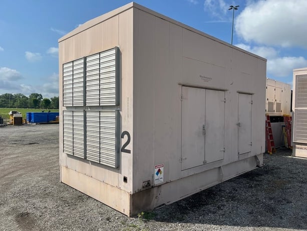 1000 KW Caterpillar #3508B, diesel generator set, 277/480 Volts, 628 hours, 1800 RPM, sound attenuated - Image 4