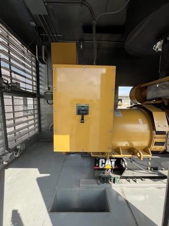 1000 KW Caterpillar #3508B, diesel generator set, 277/480 Volts, 628 hours, 1800 RPM, sound attenuated - Image 9