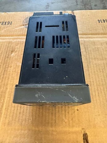 Honeywell DC300K-E-000-20-0000-0 Temperature Controller 90 to 264 VAC Untested Surplus - Image 3