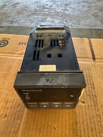 Honeywell DC300K-0-0A3-20-0C00-0 Process Controller 90 to 250 VAC Untested Surplus - Image 3