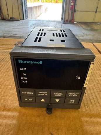 Honeywell DC300K-E-0A3-20-0C00-0 Temperature Process Controller 90 to 250 VAC Untested Surplus - Image 2
