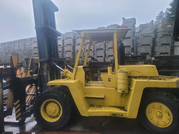 25000 lb. Clark #C500-YS-250D, hvy-duty ind forklift, 148" lift height, Detroit Diesel Series 40 engine, side - Image 2