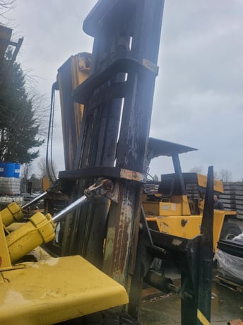 25000 lb. Clark #C500-YS-250D, hvy-duty ind forklift, 148" lift height, Detroit Diesel Series 40 engine, side - Image 6
