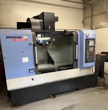 Daewoo Doosan #Mynx-6500, CNC vertical machining center, 3-Axis, Fanuc i, 50" X, 26.4" Y, 24.6" Z, 8000 RPM - Image 1