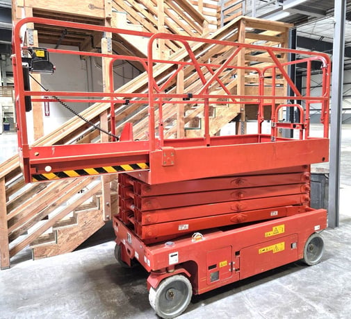 705 lb. LCMG #AS3246, Hydraulic Scissor Lift, 32' max. platform height, 48" platform width, 4.5 HP, 3480 psi - Image 2