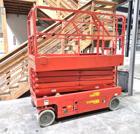 705 lb. LCMG #AS3246, Hydraulic Scissor Lift, 32' max. platform height, 48" platform width, 4.5 HP, 3480 psi - Image 3
