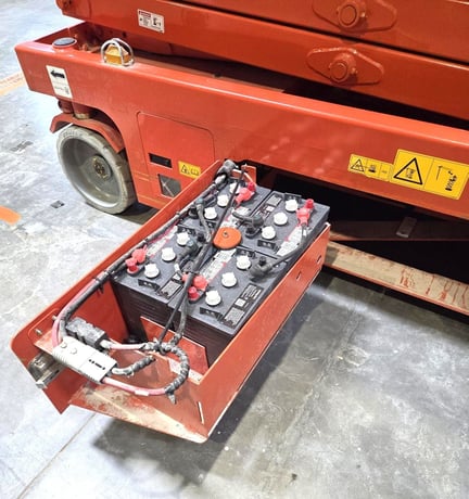 705 lb. LCMG #AS3246, Hydraulic Scissor Lift, 32' max. platform height, 48" platform width, 4.5 HP, 3480 psi - Image 6