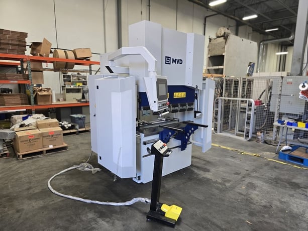 40 Ton, MVD #A40-1250, CNC Hydraulic Press Brake, 4.1' overall, 8-1/4" stroke, 16-1/8" throat, Delem DA-53T - Image 3