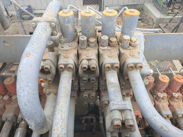 Hitachi #4450220, EX2600 Hydraulic Main Control Valve - Image 1