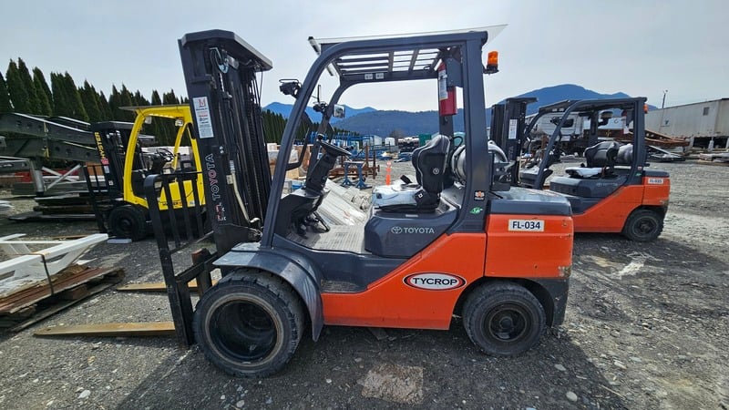 6,500 lb. Toyota #8FGU32, dually forklift, LPG, 187" lift, 3-stage mast, cushion tires, sideshift, 2,746 - Image 3