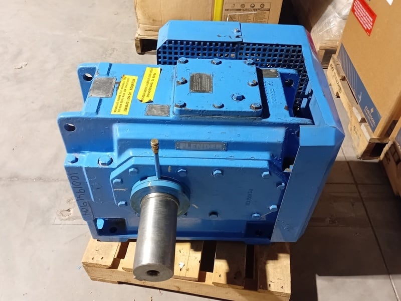 Flender #H1SH05, 300 HP Parallel Shaft Gearbox with Hyest UA36-304 Motor, new surplus - Image 10