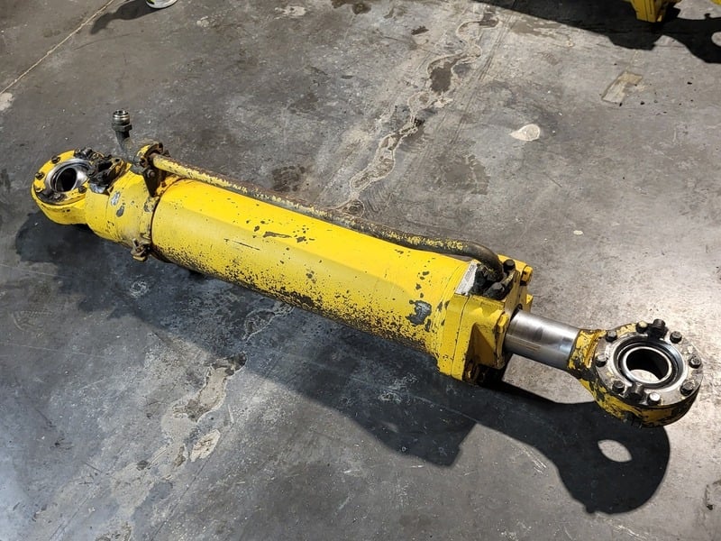 Komatsu EH5933 Parts: Hydraulic Cylinder (2 available) - Image 3